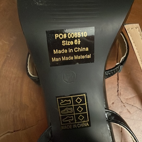 Journee Collection Size 6.5 Strappy Black Platform Sandals - Picture 4 of 4